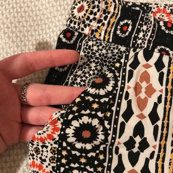 Flowy Patterned Shorts - Picture 3 of 4